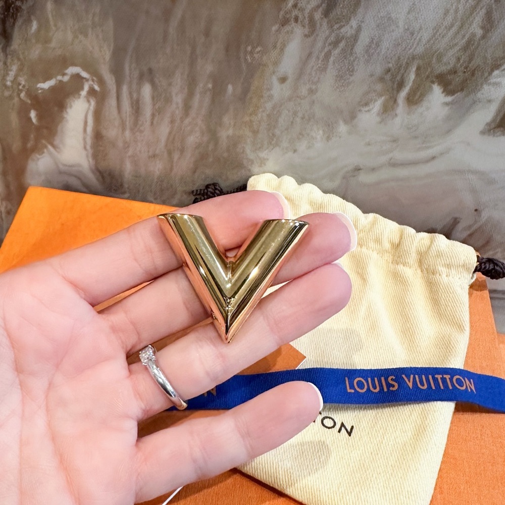 Louis Vuitton Gold Essential V Magnetic Brooch - Picture 8 of 8